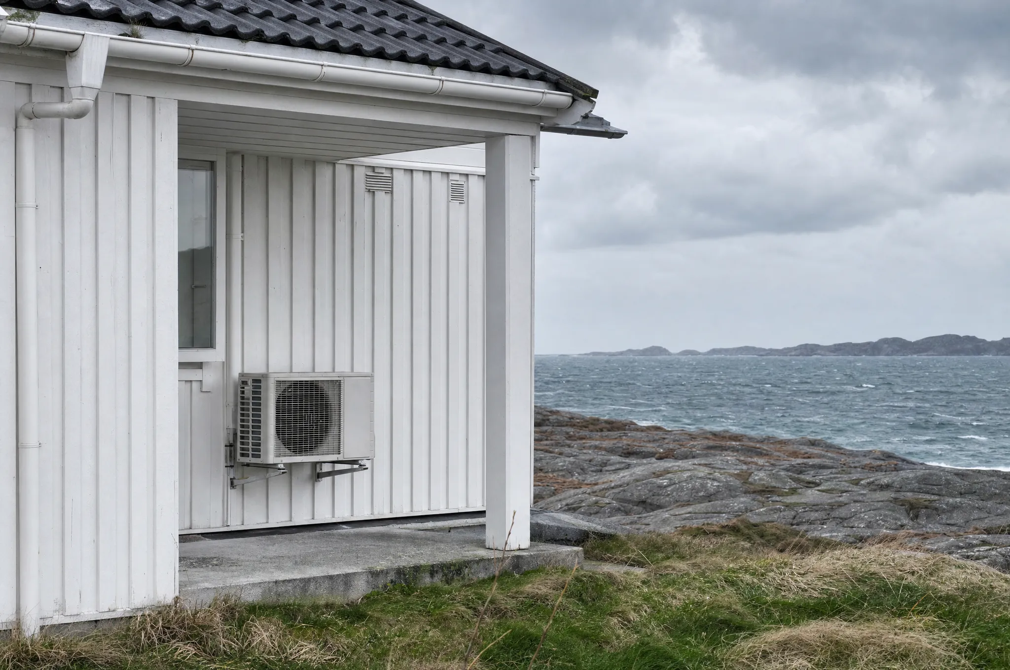 Sjønær bolig på Vestlandet med utedelen plassert i le for vær og saltsprøyt