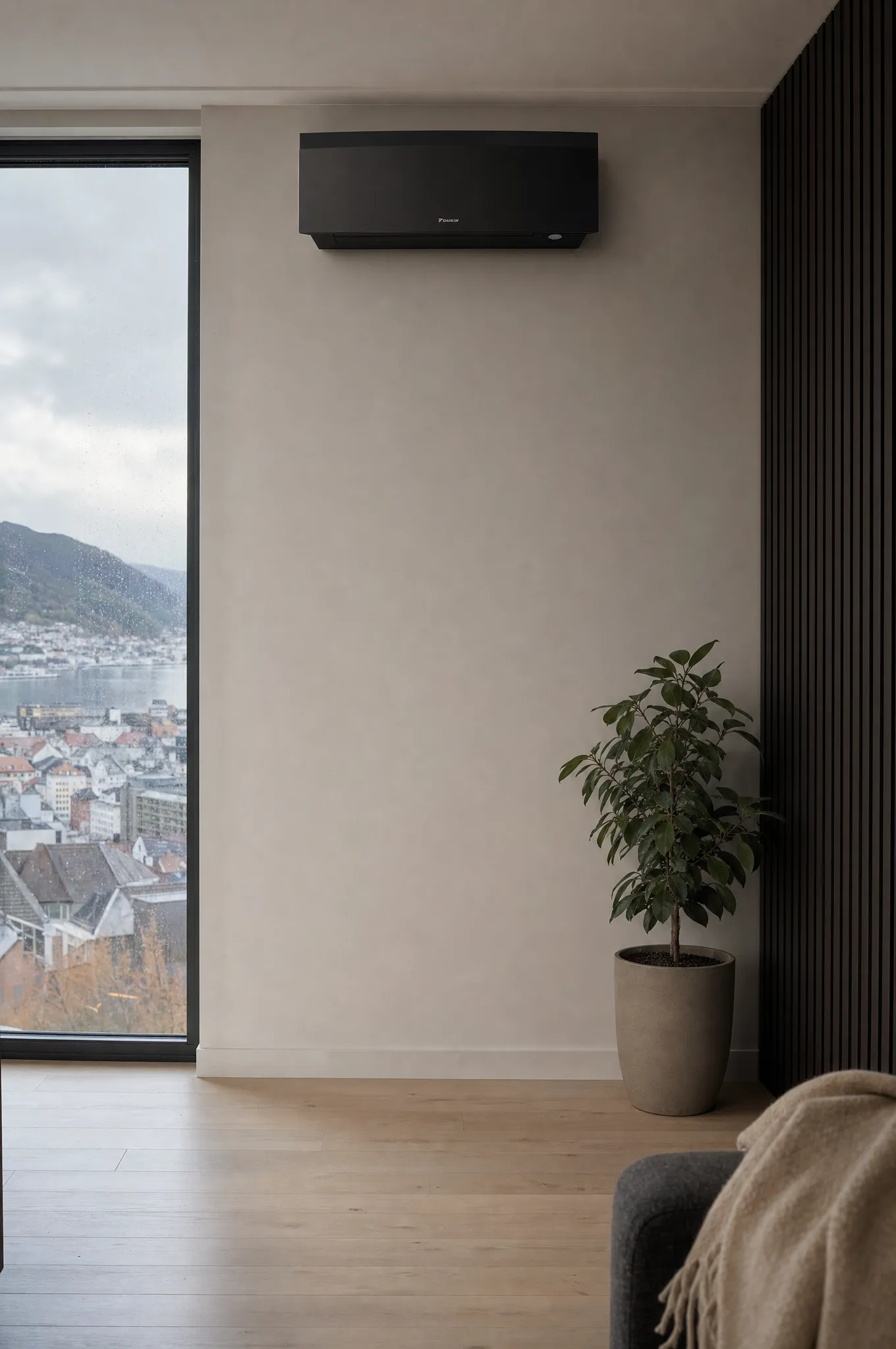 Sort Daikin Emura varmepumpe i en moderne leilighet over Bergen sentrum