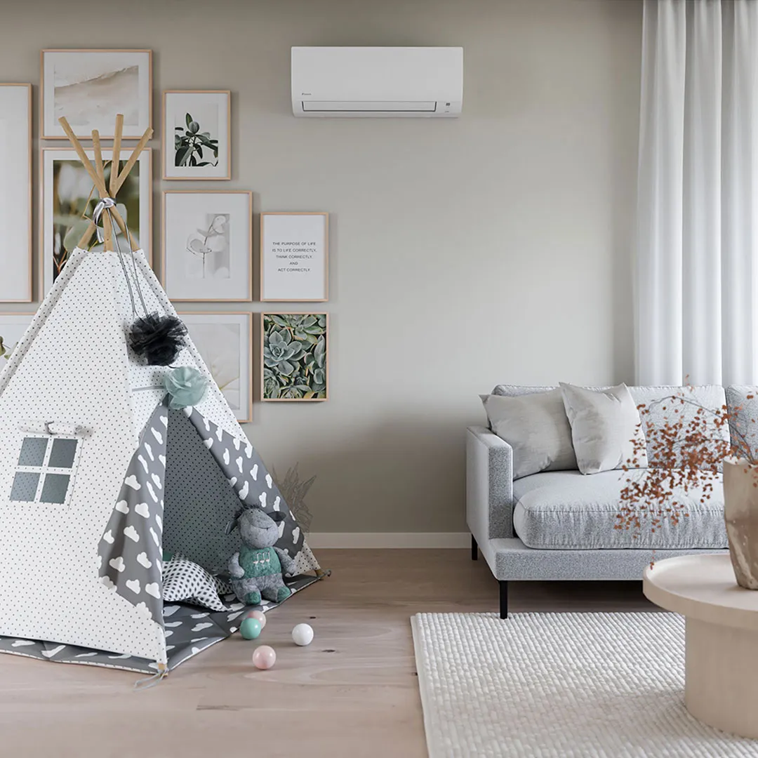 Daikin Moskus innedel montert høyt på stueveggen